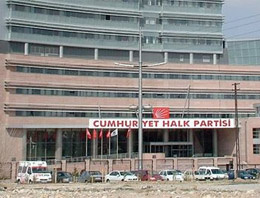 CHP'li kadınlara parti binasında dayak