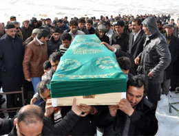 Ölen işçilere son vedada gözyaşı sel oldu! Ölen işçilere son vedada gözyaşı sel oldu!