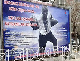 Diyarbakır'da Kürtçe Çanakkale afişi Diyarbakır'da Kürtçe Çanakkale afişi